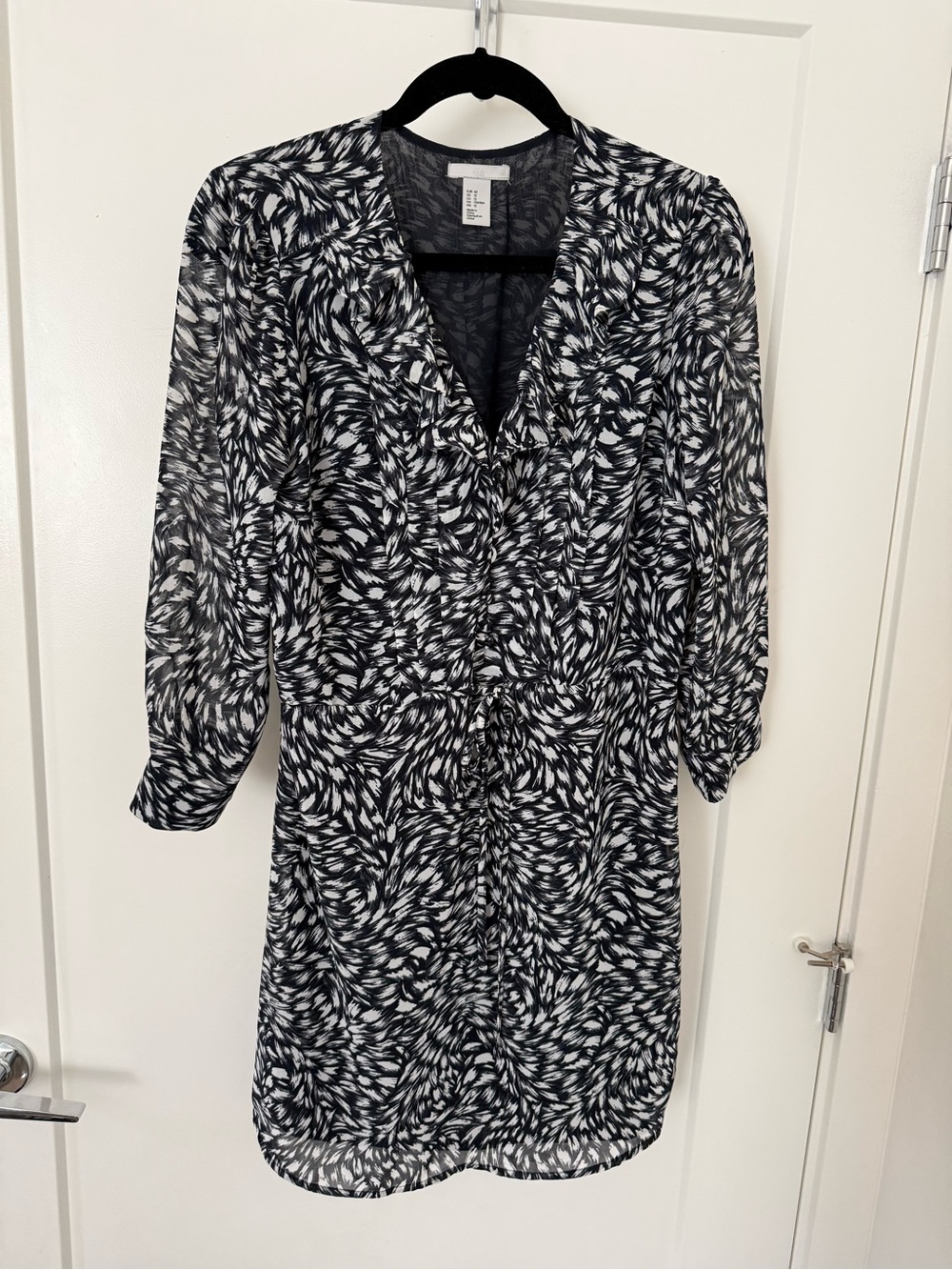 H&M Black and White Long Sleeve V-Neck Patterned Dress